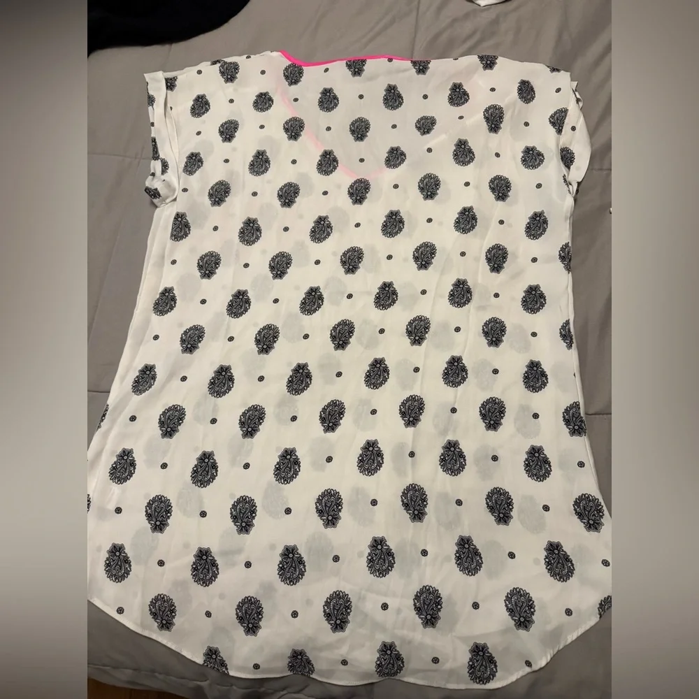 Express v-neck blouse with pretty pink trim, blouse is white with black design. - Picture 4 of 9